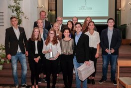 Gruppenbild der Gewinner, gemeinsam mit Siegens Bürgermeister Steffen Mues, Preis wird stolz präsentiert 
